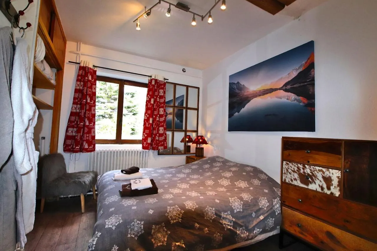 Spacious Chalet 16/18 Guests W/Slope View, Jacuzzi Et Sauna Montgenevre 0*,  France