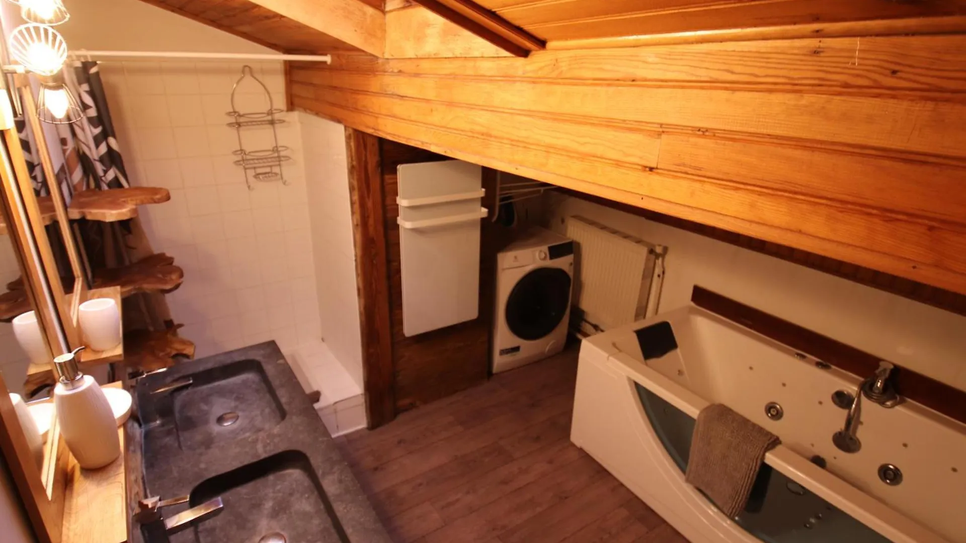 Spacious Chalet 16/18 Guests W/Slope View, Jacuzzi Et Sauna Montgenevre
