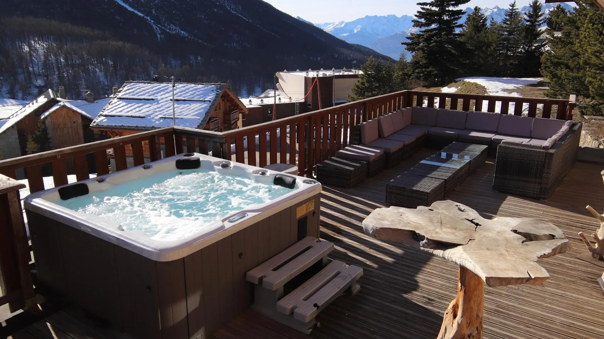 Spacious Chalet 16/18 Guests W/Slope View, Jacuzzi Et Sauna Montgenevre France